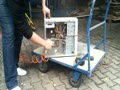 ホコリまみれのパソコンの本体をエアー噴射でキレイに